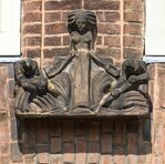 Vrouw met oogstende en maaiende boeren.
<br/>
Marcel Westhoff, juni 2019